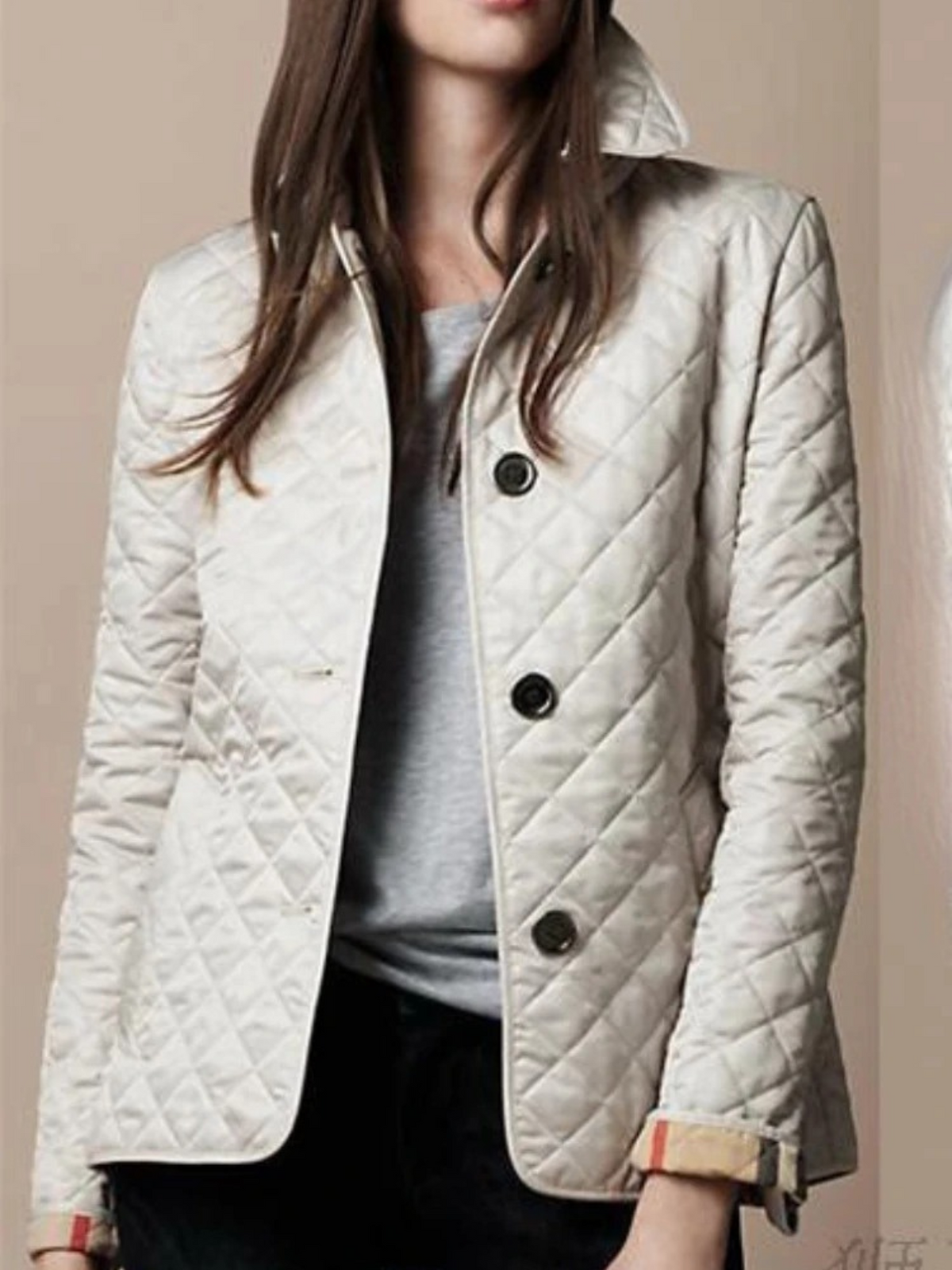 Steppjacke mit Rautensteppung und Gürtelpasse am Rücken