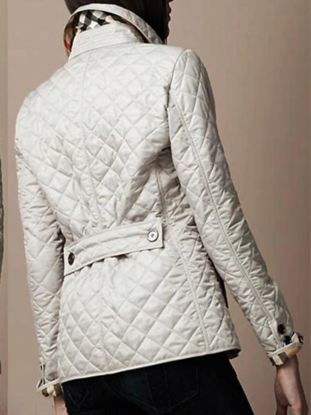 Steppjacke mit Rautensteppung und Gürtelpasse am Rücken