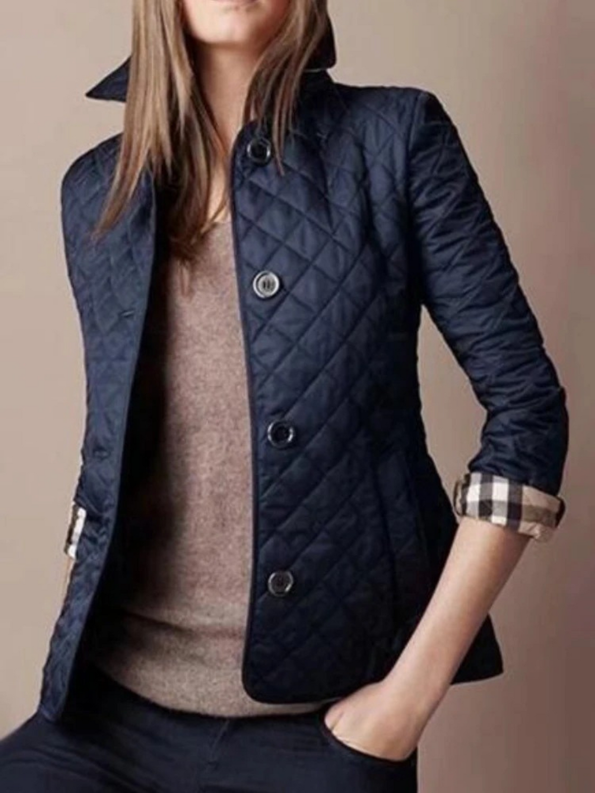 Steppjacke mit Rautensteppung und Gürtelpasse am Rücken