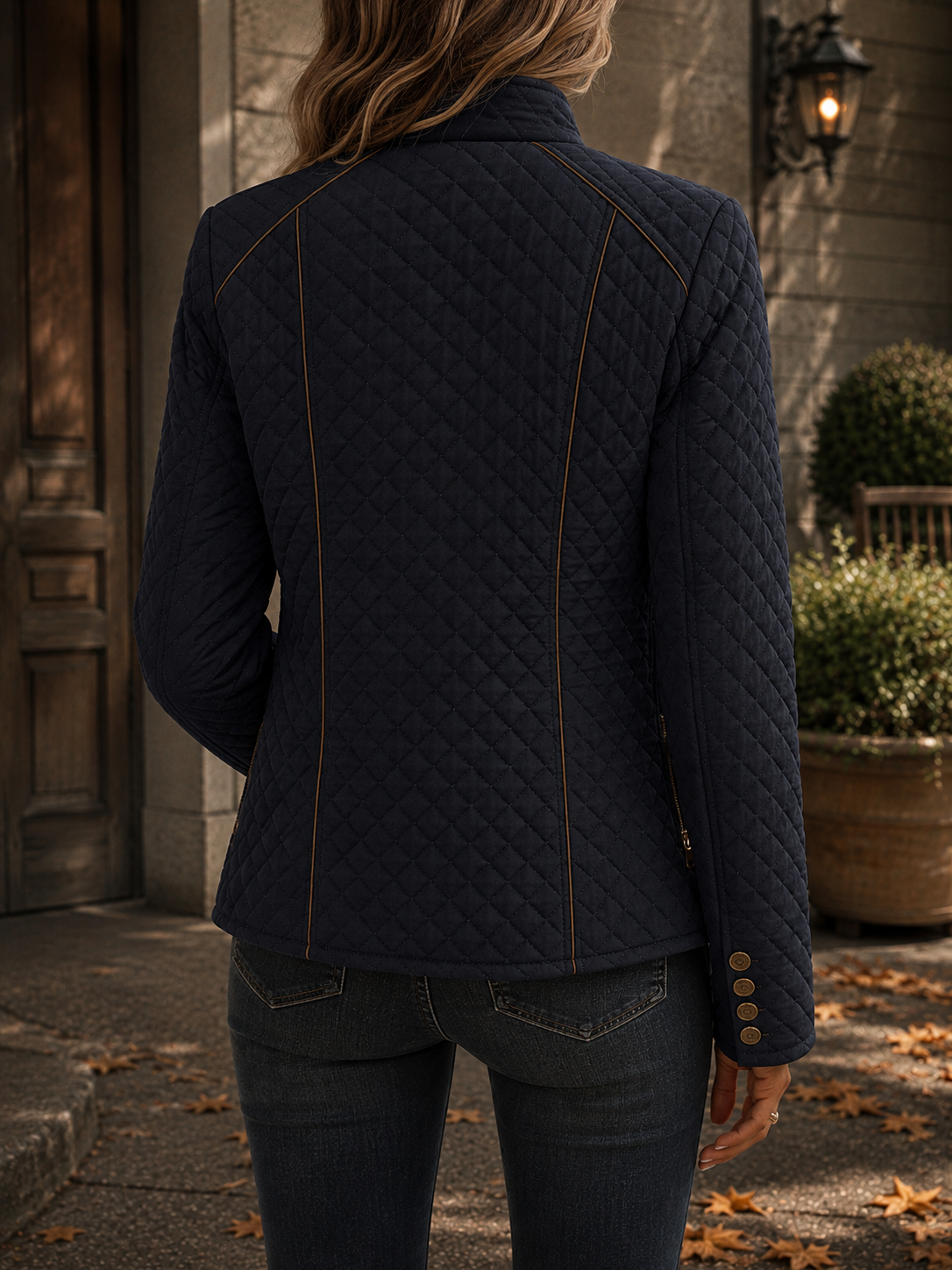 Steppjacke mit Rautensteppung und Kontrastpaspeln