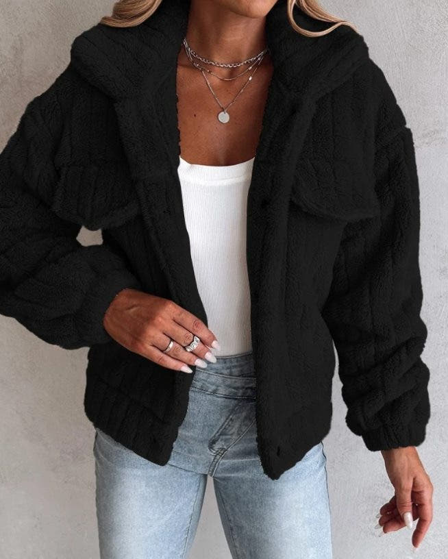 Teddyjacke mit Brusttaschen und weitem Kragen