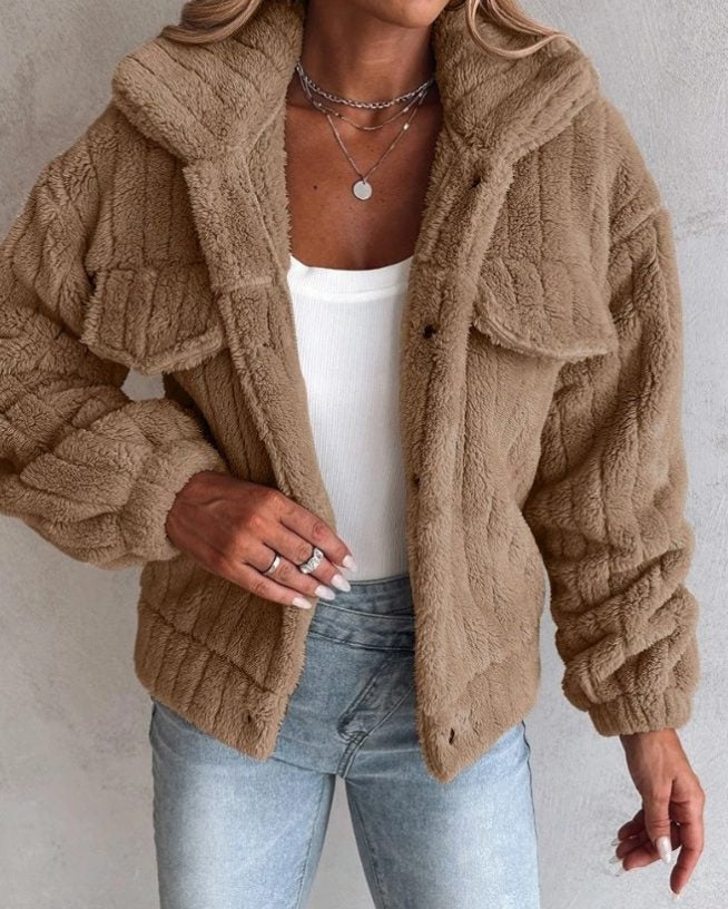 Teddyjacke mit Brusttaschen und weitem Kragen