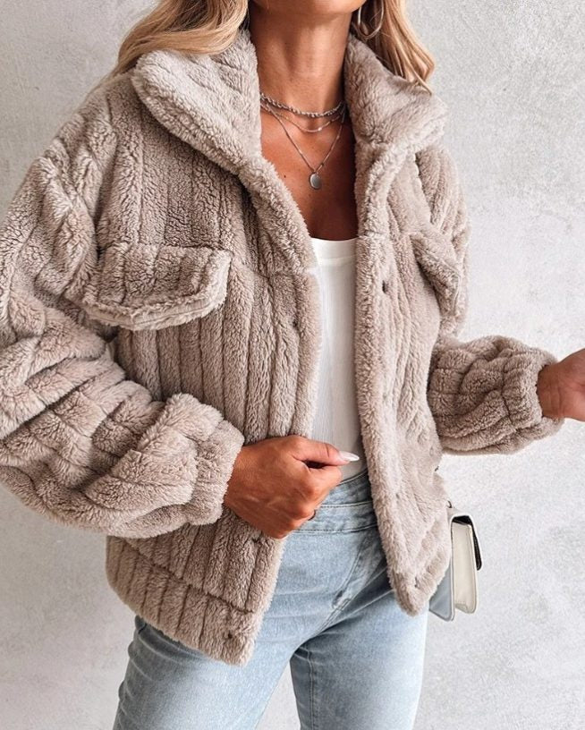 Teddyjacke mit Brusttaschen und weitem Kragen