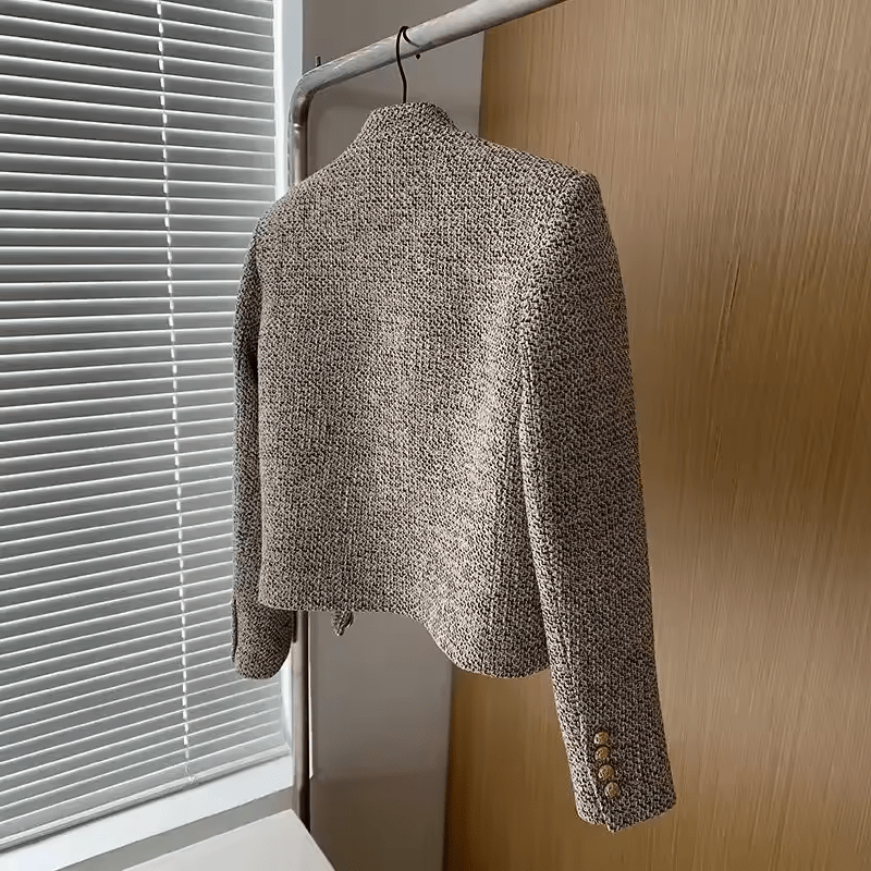 Kurze Jacke mit Tweedstruktur und goldfarbenen Knöpfen