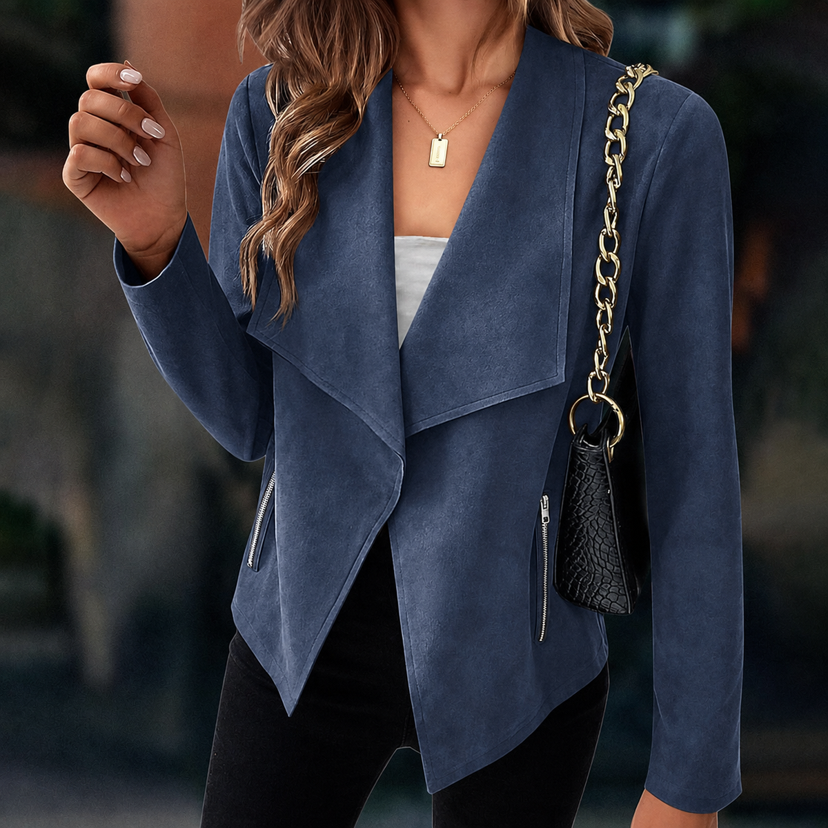Kurze Jacke in Wildlederoptik mit drapierten Revers