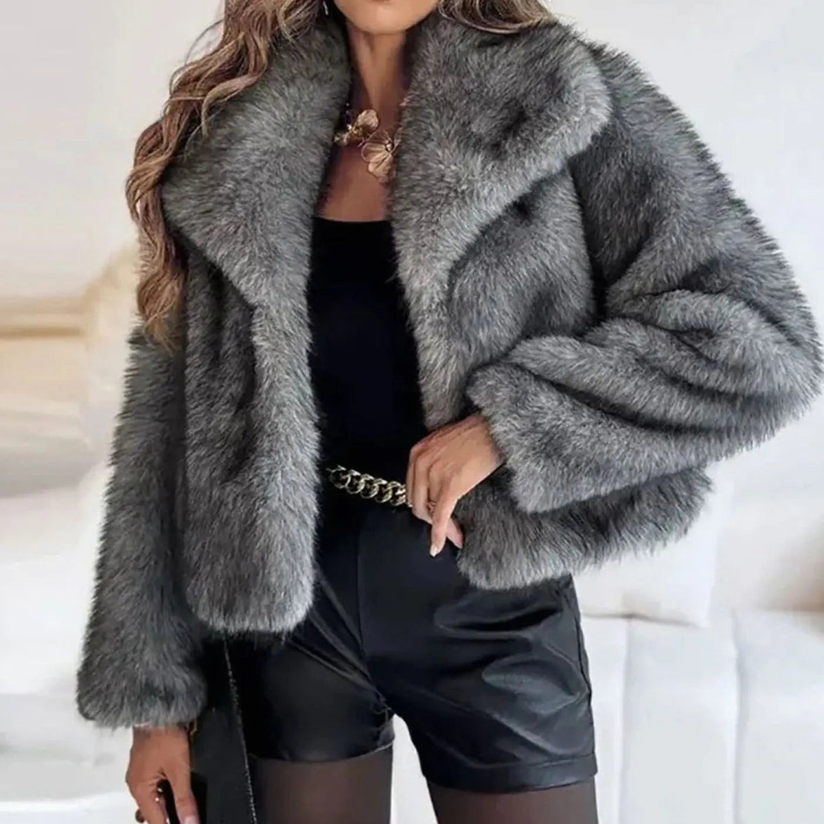 Kurze Jacke mit Plüschstruktur, breiten Revers und offener Front