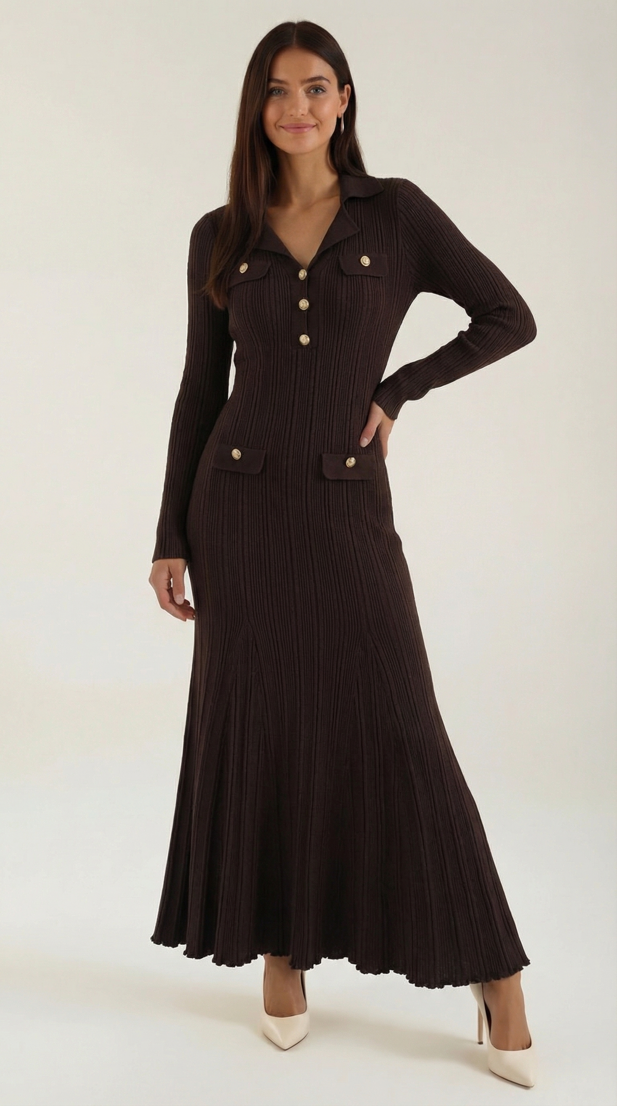 Strickkleid mit Polokragen und goldfarbenen Knöpfen für Damen - Kaffee